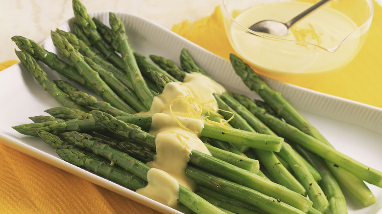 Asparagus with hollandaise sauce