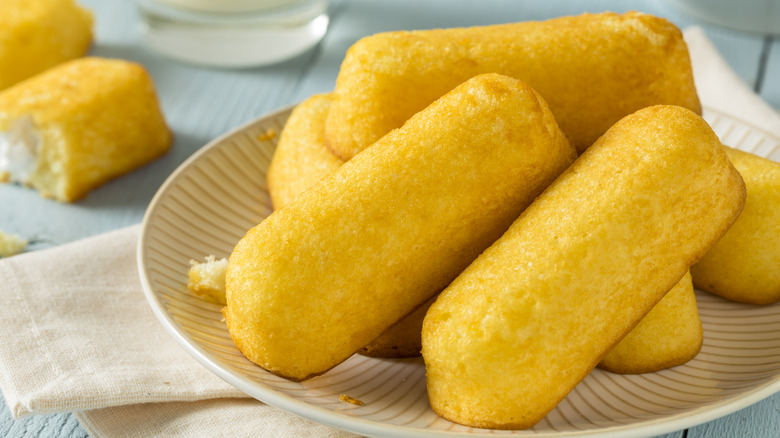 twinkies on a plate