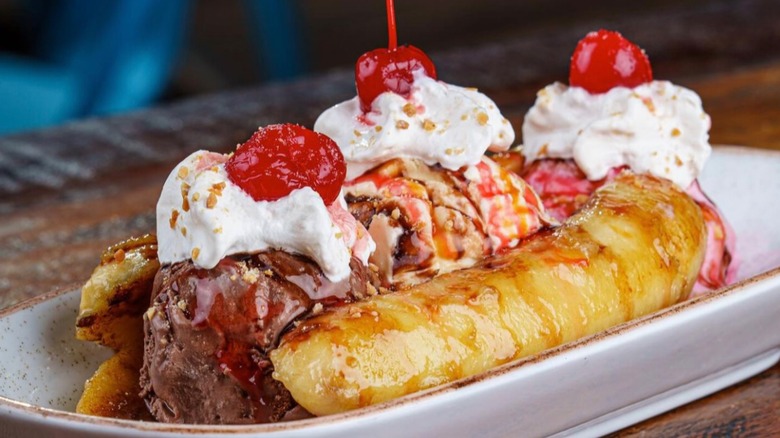 banana split with cherries