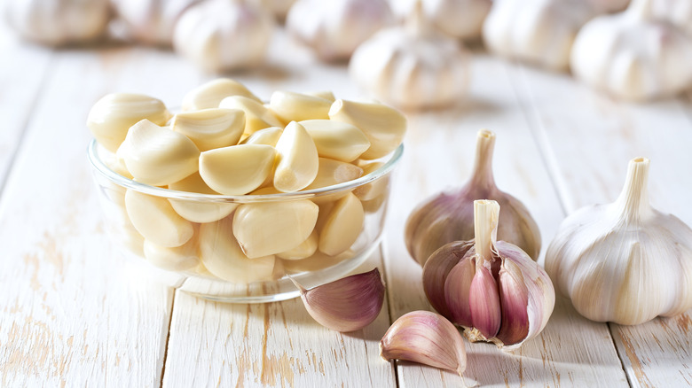 Peeled garlic cloves