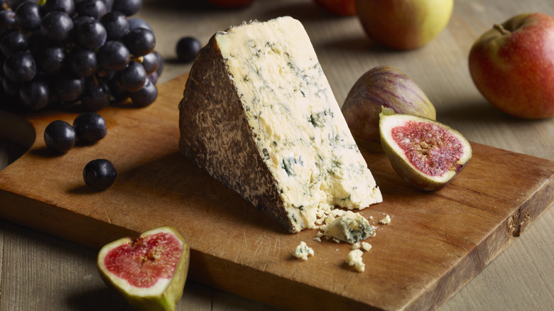 Blue cheese with figs and grapes