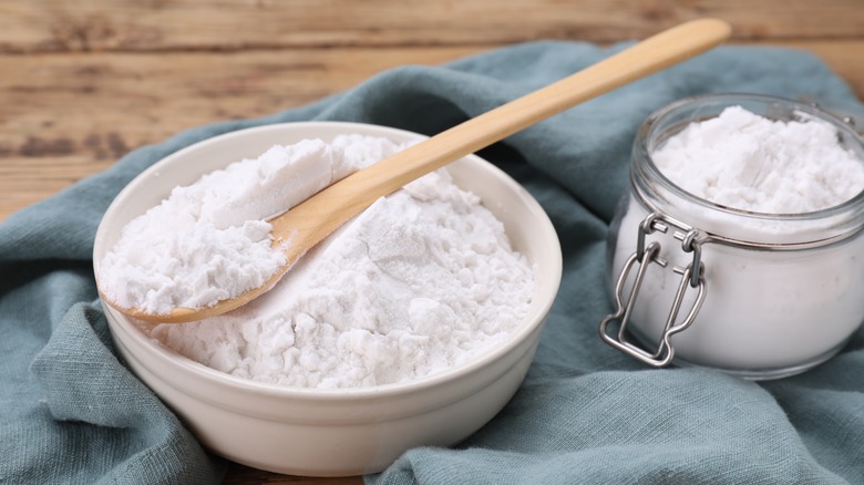 Bowl and spoon of cornstarch