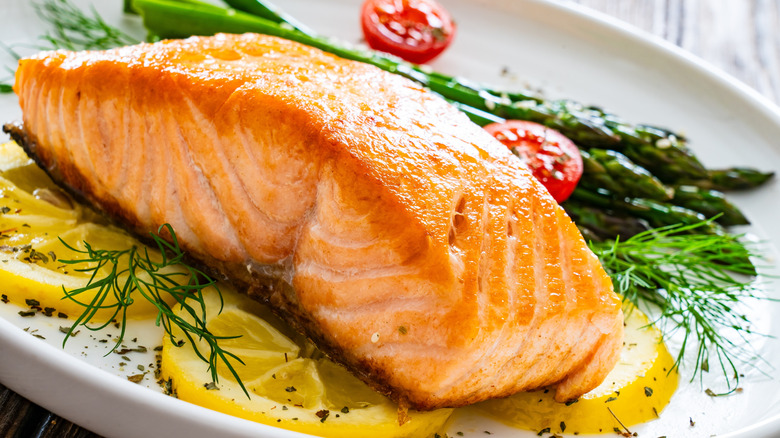 Fried salmon with asparagus