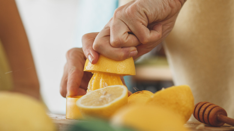 Juicing a lemon