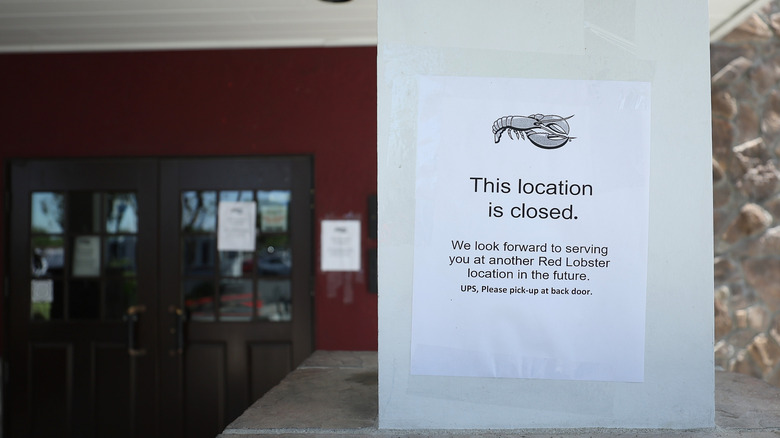 Red Lobster restaurant closure sign