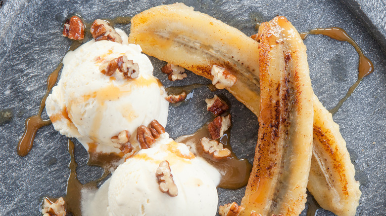 Grilled bananas and ice cream