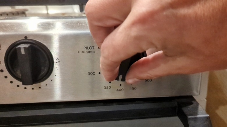 hand turning oven dial