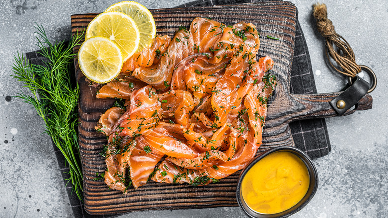 gravlax with lemon and dill