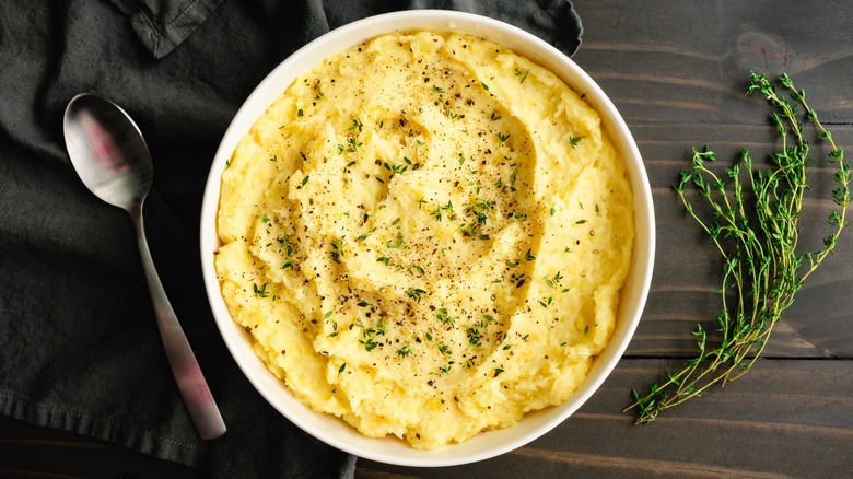 Mashed potatoes in bowl