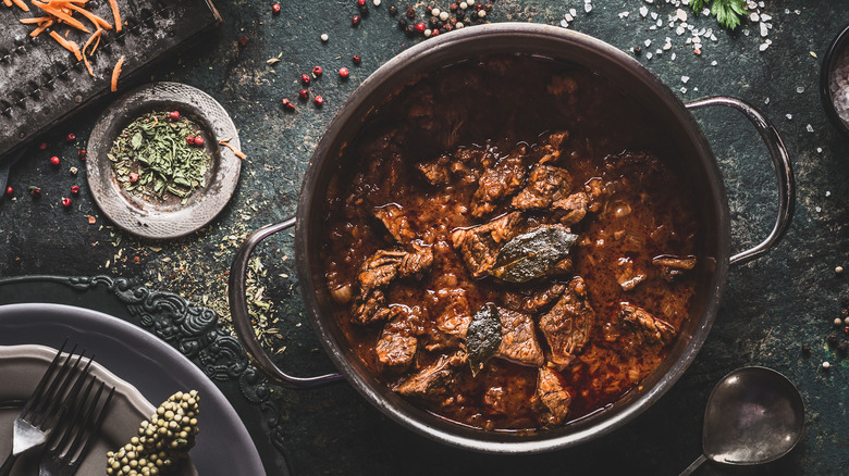 Meat stew in a black pot