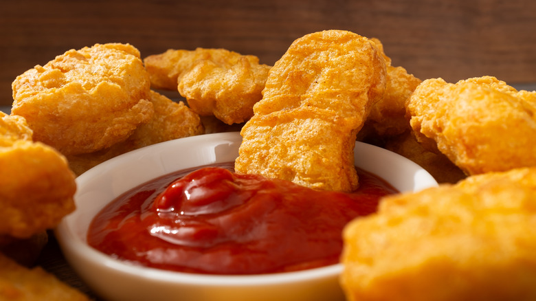Chicken nuggets and sauce