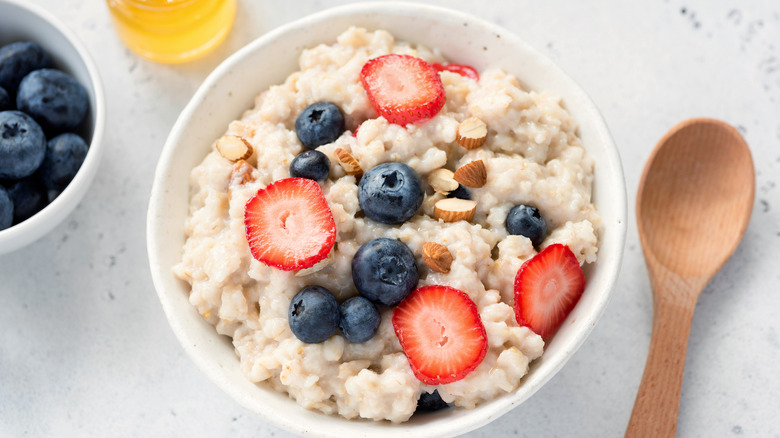 Oatmeal with berries