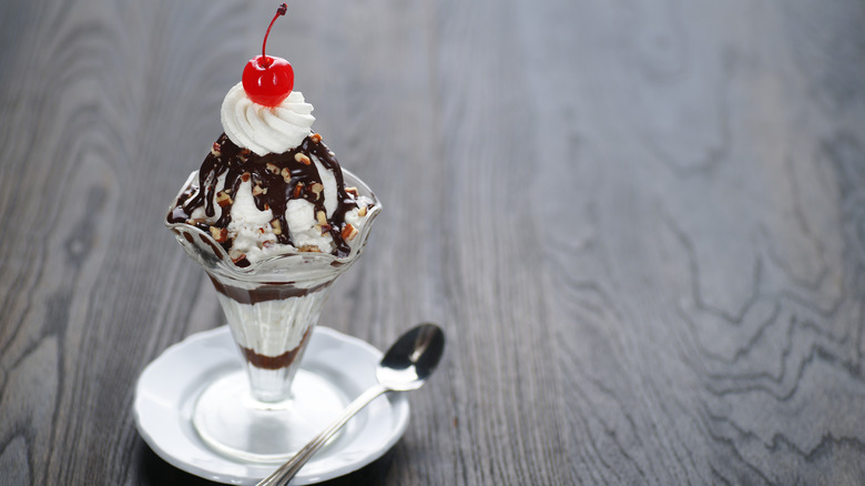 Hot fudge sundae