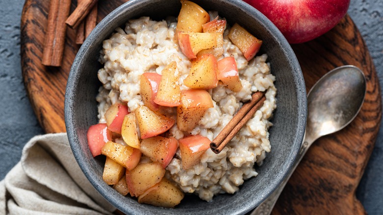 Oatmeal with apples and cinnamon