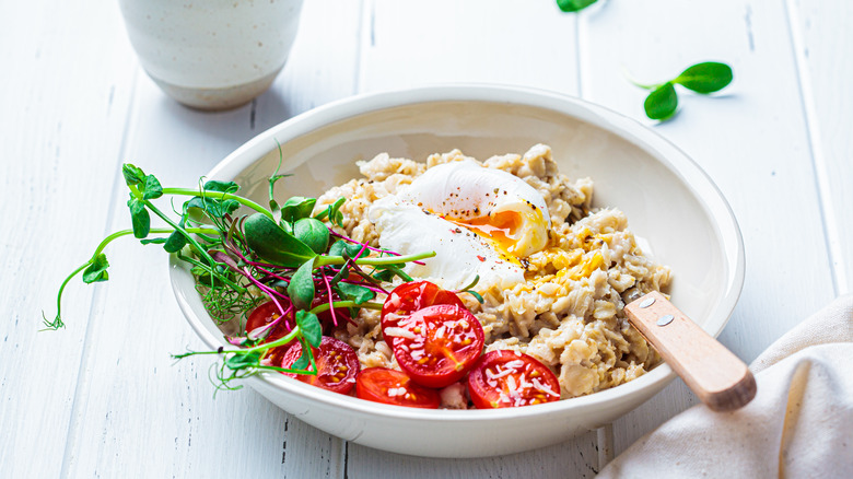 Oatmeal with egg and tomatoes