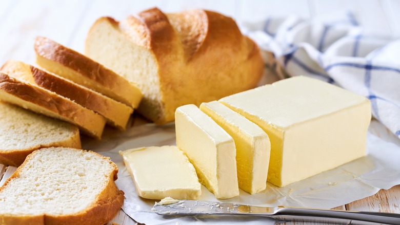 Slices of bread and rest of loaf with butter