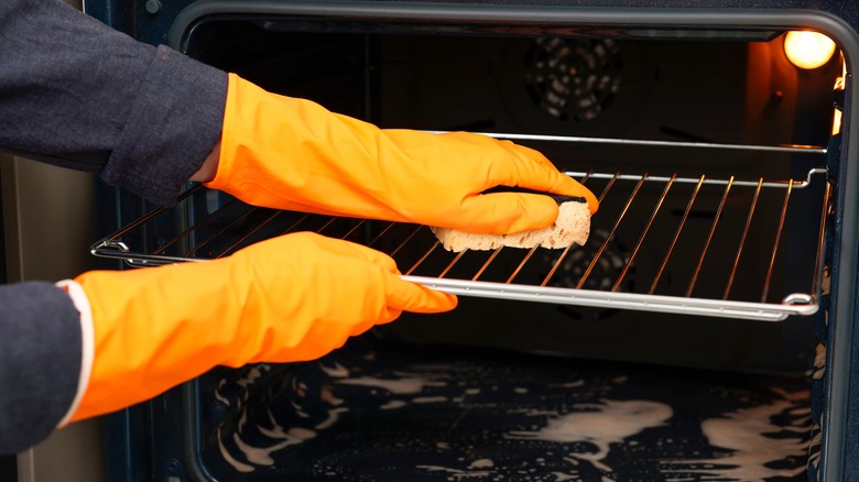 Cleaning dirty oven rack