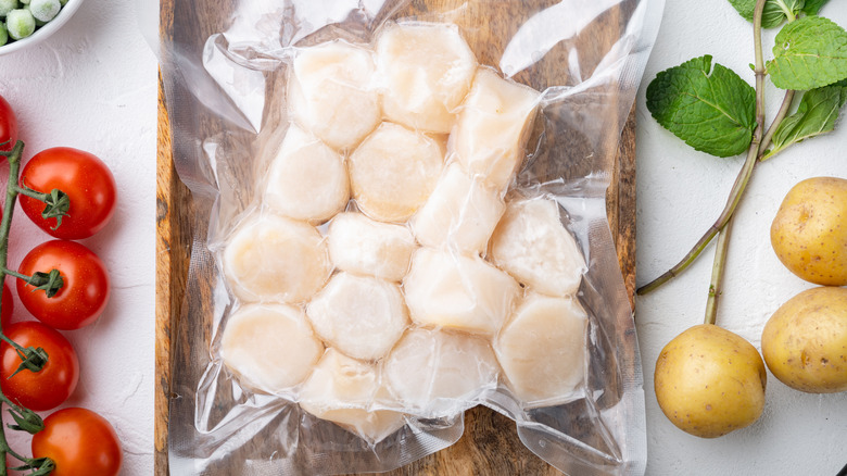 Scallops vacuum-sealed in a bag