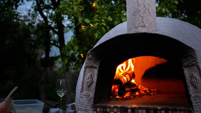 Outdoor pizza oven