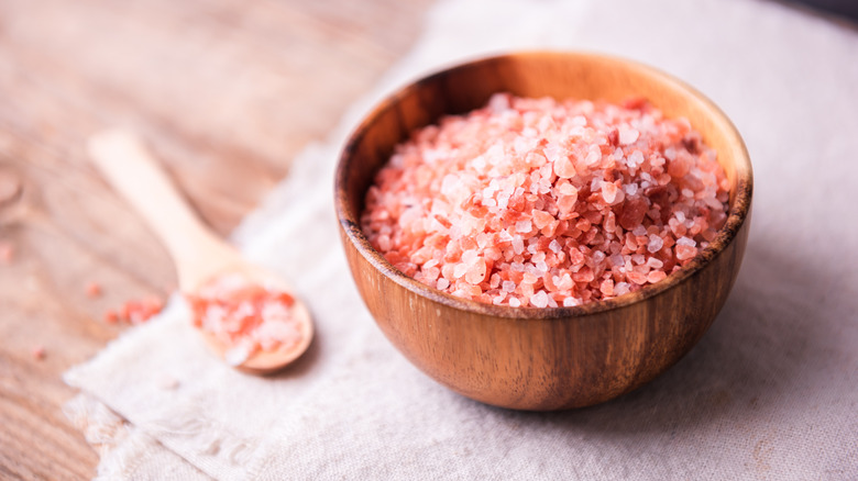 Himalayan pink salt in bowl