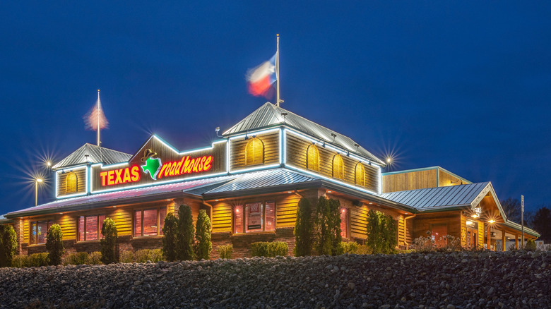 Illuminated Texas Roadhouse exterior