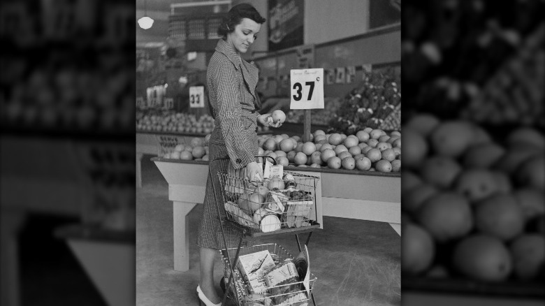 1930s photo of grocery shopping