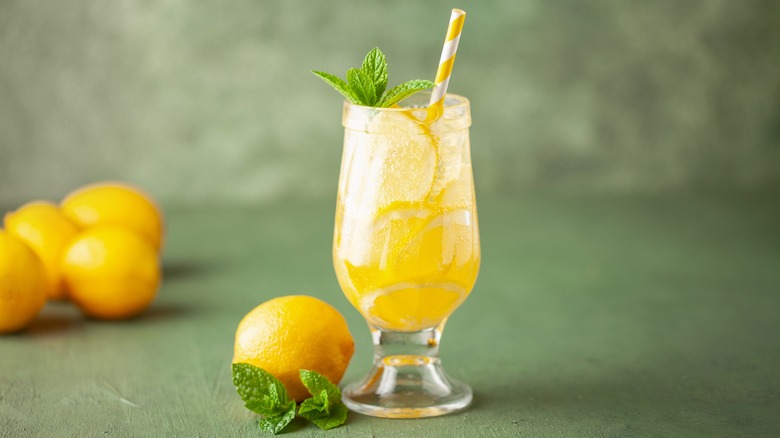 Limoncello spritz cocktail