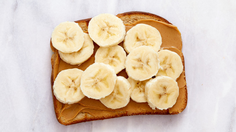 Toast with peanut butter and bananas