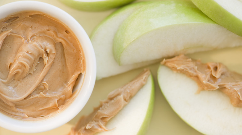 Apple slices with peanut butter