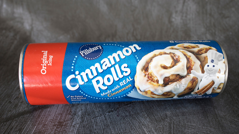 can of pillsbury cinnamon rolls