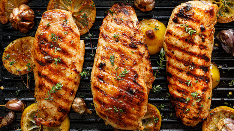 Professional Pointers For Grilling Hen Breasts With out Drying Them Out – Chowhound