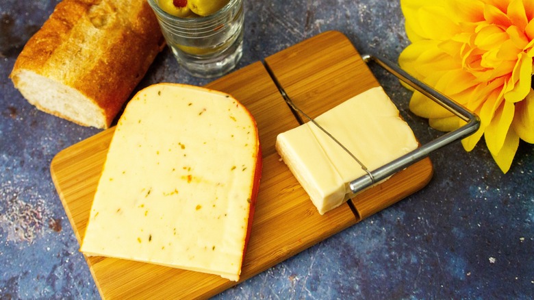 Havarti with bread and olives