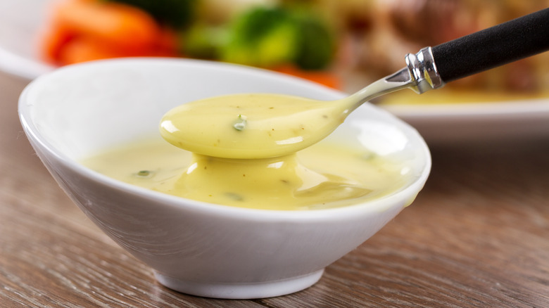 White bowl of béarnaise sauce