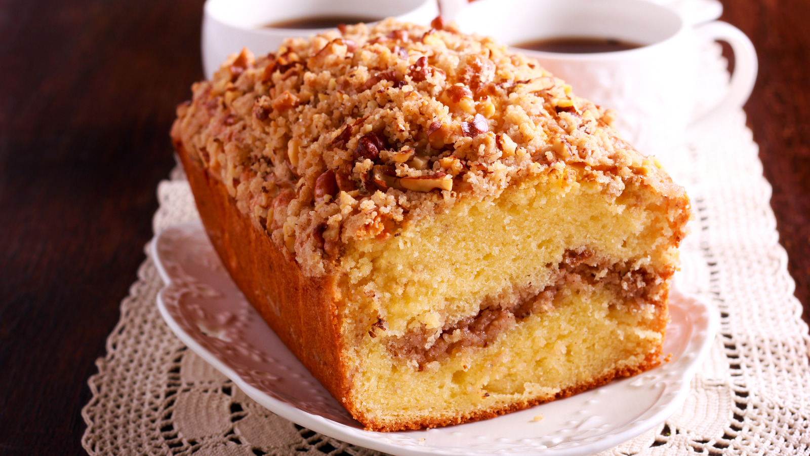 Повторно используйте остатки хлеба на закваске, чтобы придать кофейному пирогу приятный вкус.