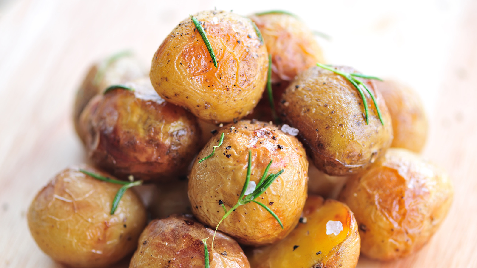 قم بشوي بطاطس سلطة البطاطس في أسرع وقت ممكن للحصول على ملمس مقرمش مثالي