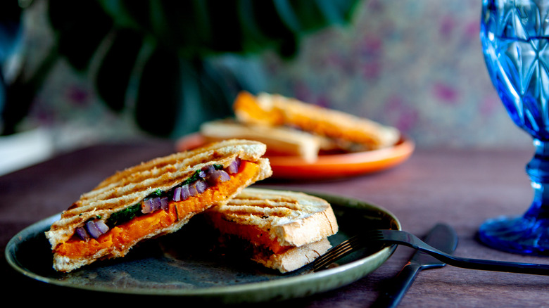 Simple sweet potato sandwich with red onion