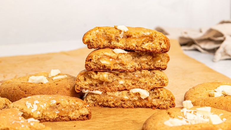 caramel cookie halves stacked