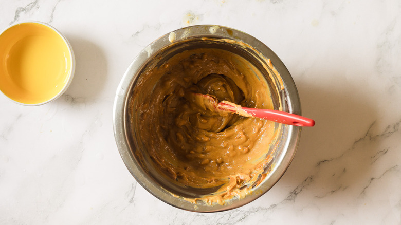 bowl with water alongside bowl with peanut sauce