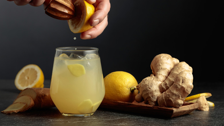 making lemon ginger drink