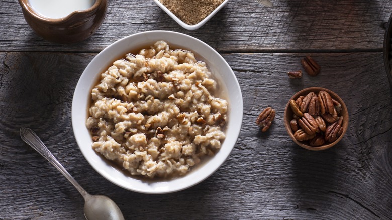 Oatmeal with chopped pecans