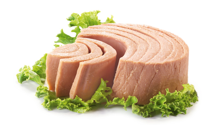 Tuna from can with lettuce