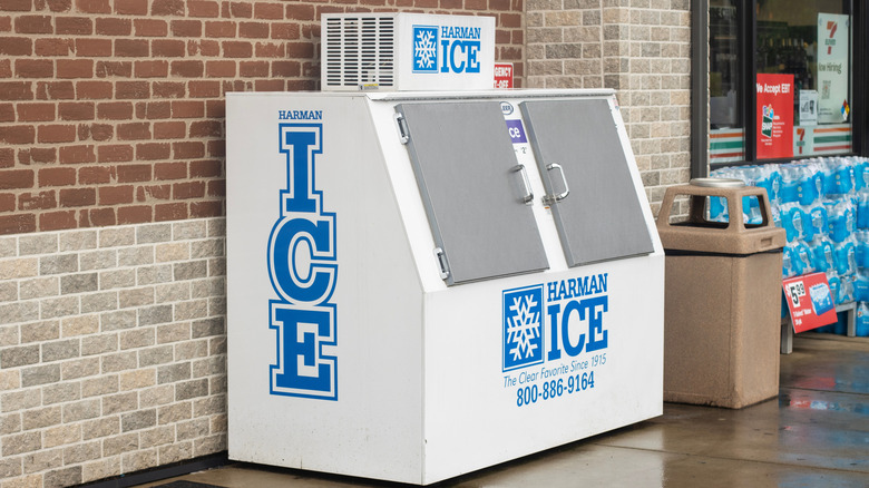 An ice storage box outside of 7-Eleven