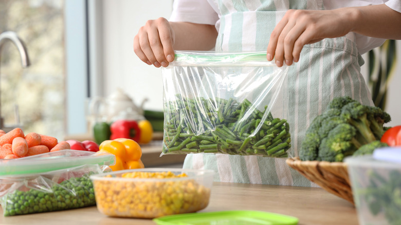 hands closing Ziploc bag filled with food