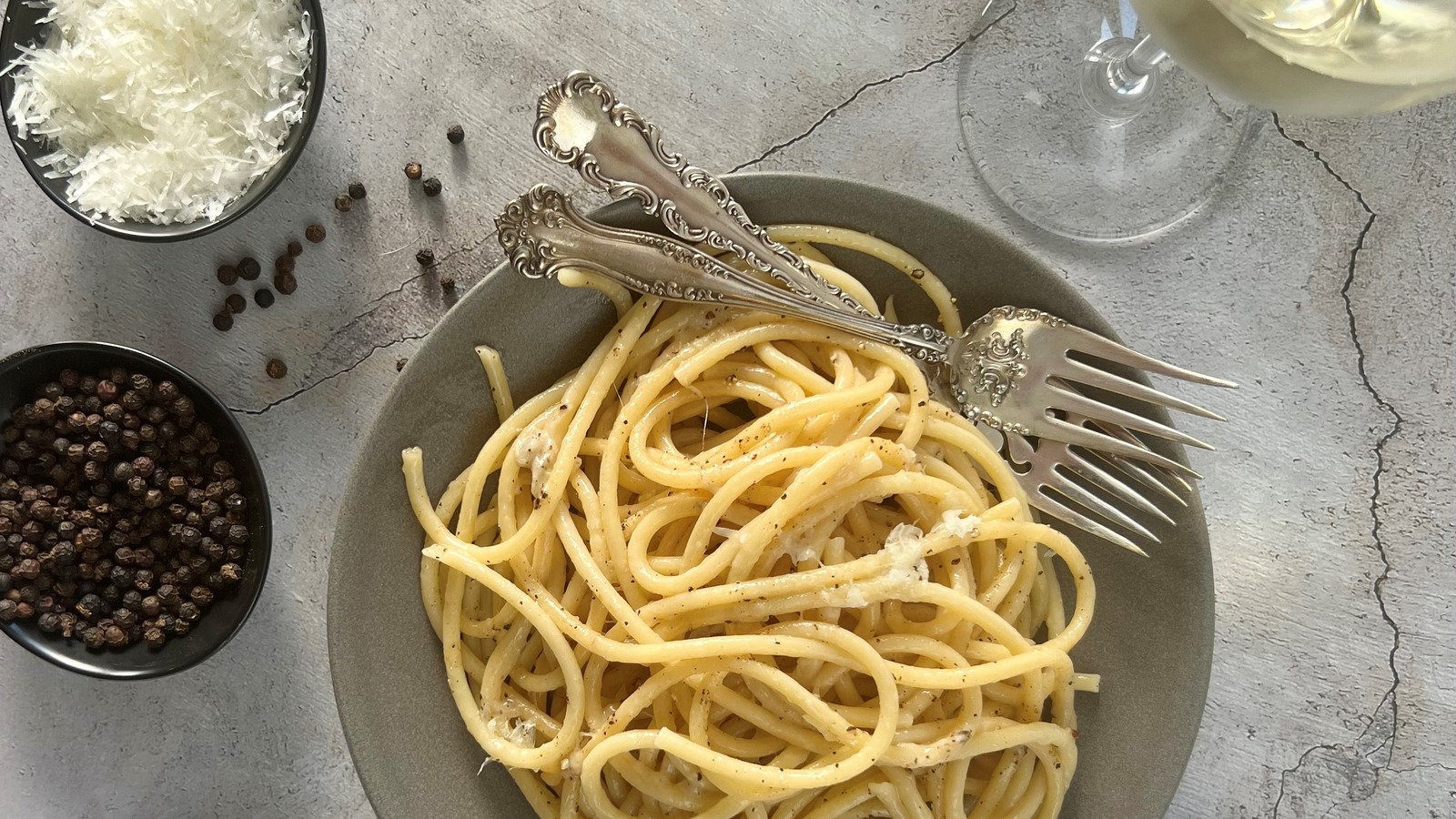 Simple, Classic Bucatini Cacio E Pepe Recipe