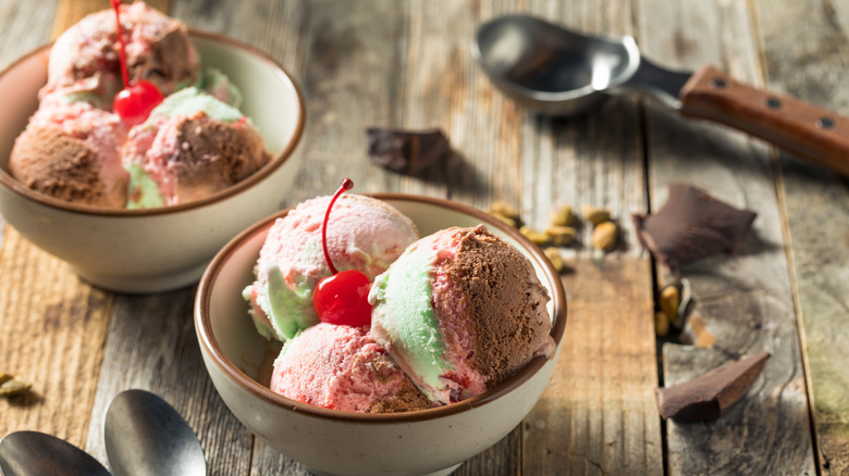 three ice cream scoops in two bowls