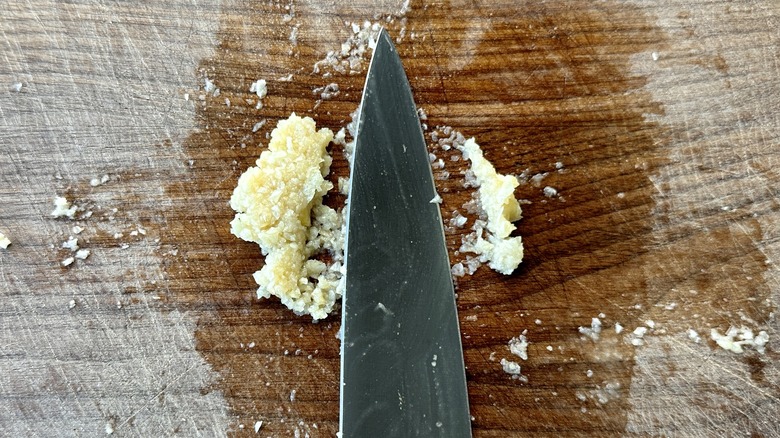 Knife smashing garlic paste