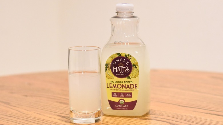 A bottle of Uncle Matt's no-sugar-added lemonade next to a glass of lemonade