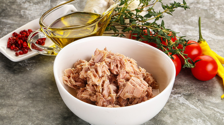 Bowl of canned tuna with fresh produce