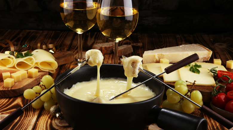 Wine and fondue cheese