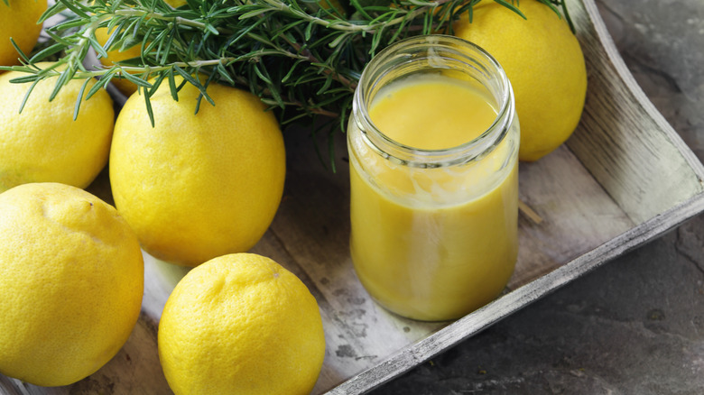 Lemon curd with lemons